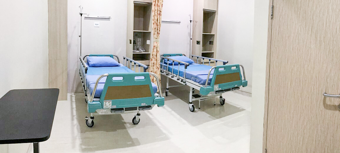 Deluxe (Kelas I) room with twin beds and modern amenities